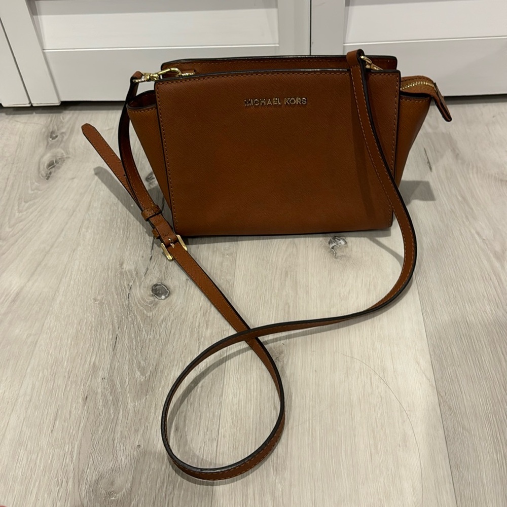 MICHAEL Michael Kors Pre Loved Crossbody Bag with Gold hardware, zipper.